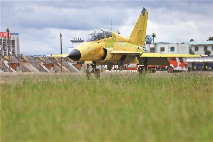 國產(chǎn)多用途飛機FTC－2000G安順機場首飛成功