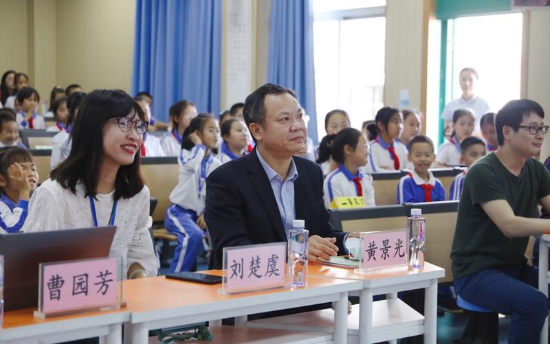 專家進校園之白芒小學校領導在現(xiàn)場